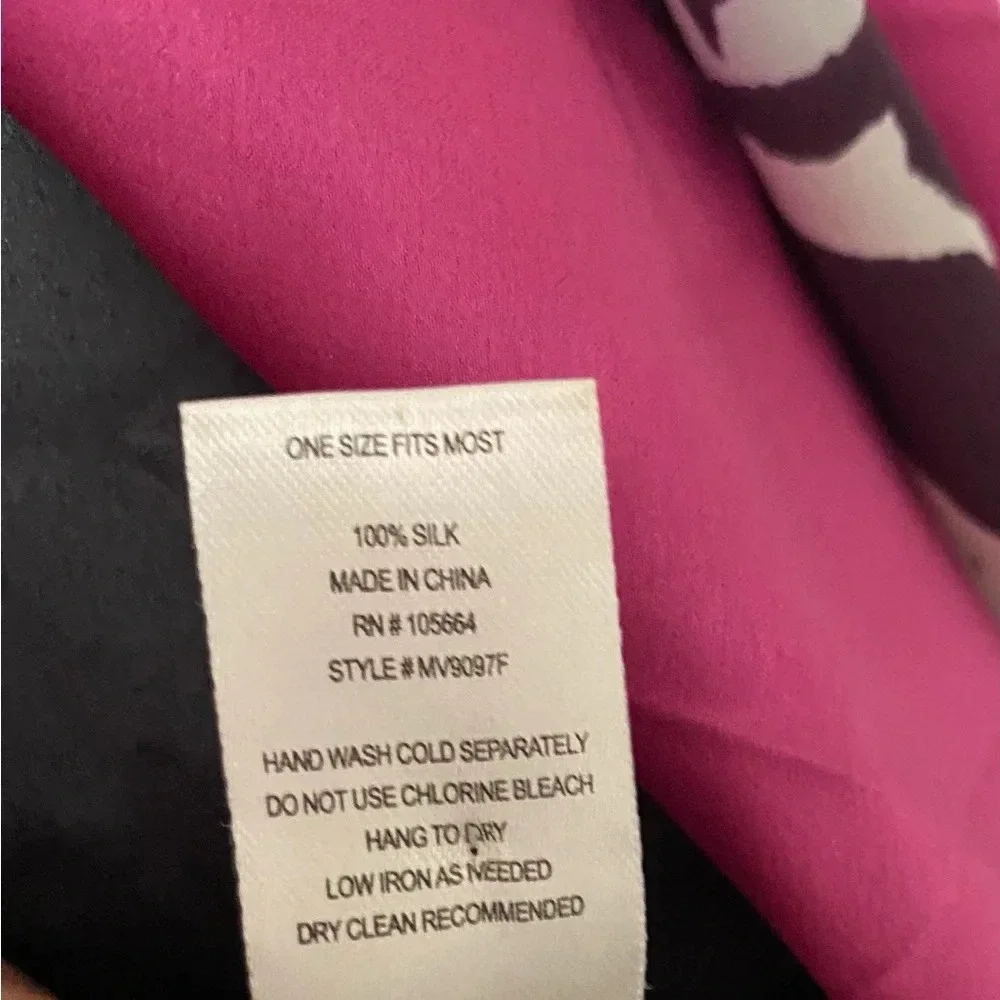 *NWOT* Very Vollbracht Floral 100% Silk Scarf/Wrap - X Large